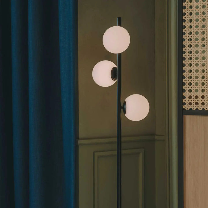 Ambiance avec le lampadaire Perlina noir et ses globes en verre #couleur_noir