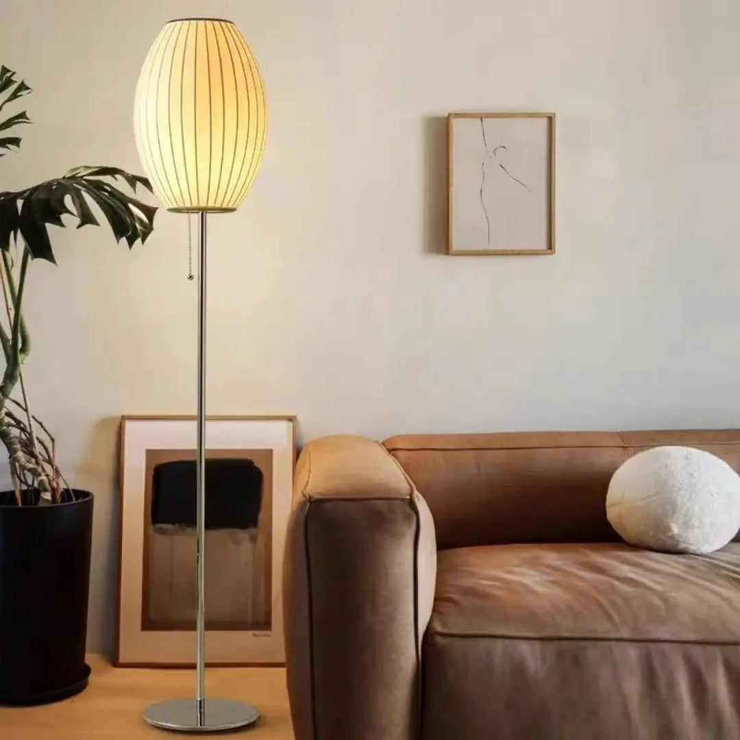 Lampadaire monna avec globe lumineux à abat-jour en tissu translucide et pied en chrome pour style nordique décoration intérieure