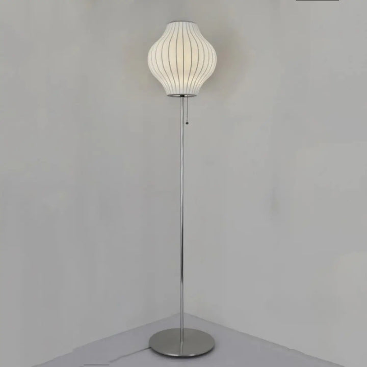 Lampadaire monna avec abat-jour en tissu blanc côtelé et tige en chrome poli pour décoration intérieure style nordique