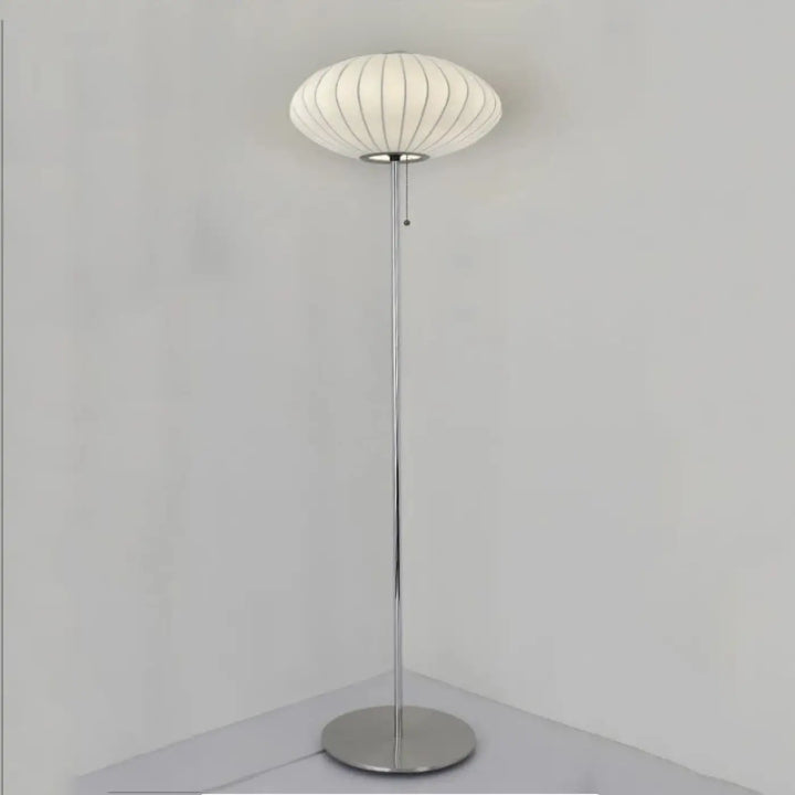 Lampadaire monna avec globe lumineux blanc nervuré et finition chrome pour une décoration intérieure style nordique