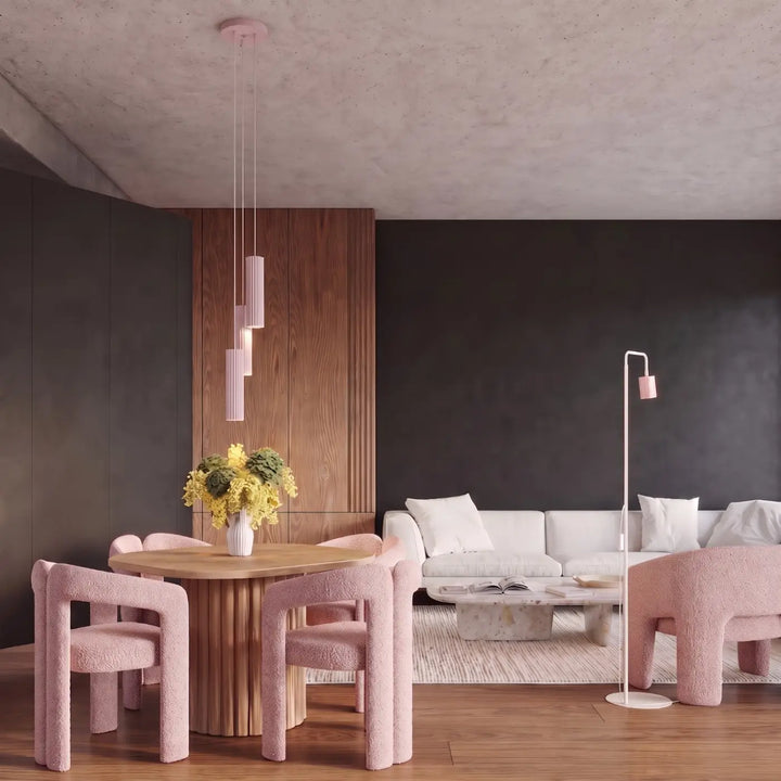Lampadaire Rayo rose à spot rainuré dans un salon