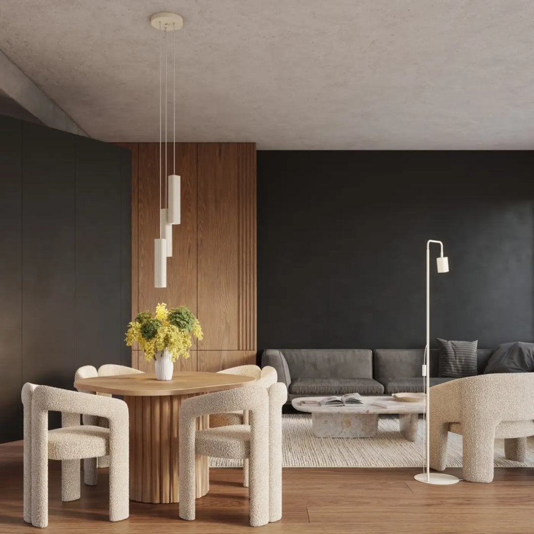 Lampadaire Rayo beige à spot rainuré dans un salon