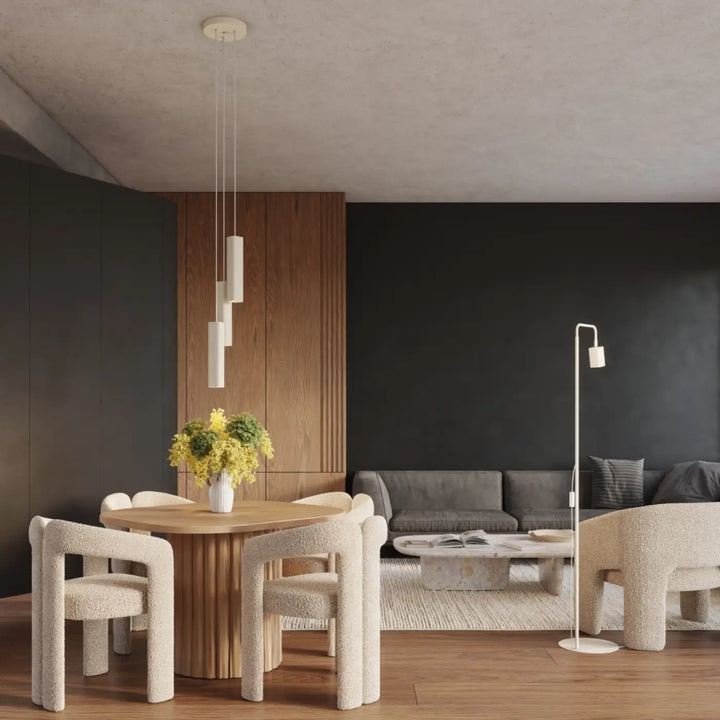 Lampadaire Rayo beige à spot rainuré dans un salon