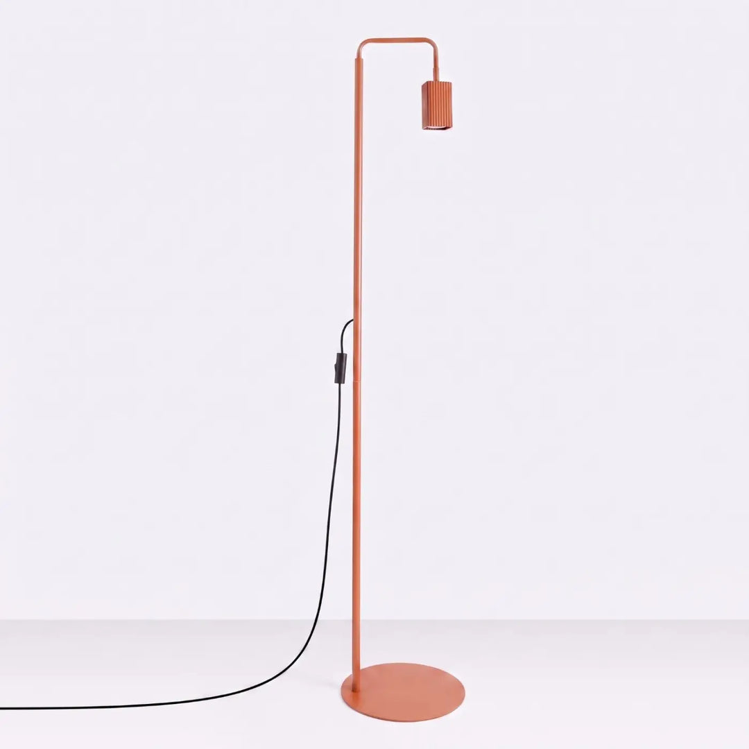 Lampadaire Rayo ocre rouge à spot rainuré, éteint