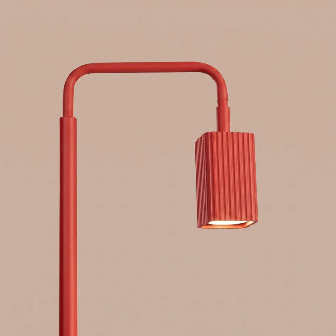 Lampadaire Rayo rouge à spot rainuré, détail des cannelures