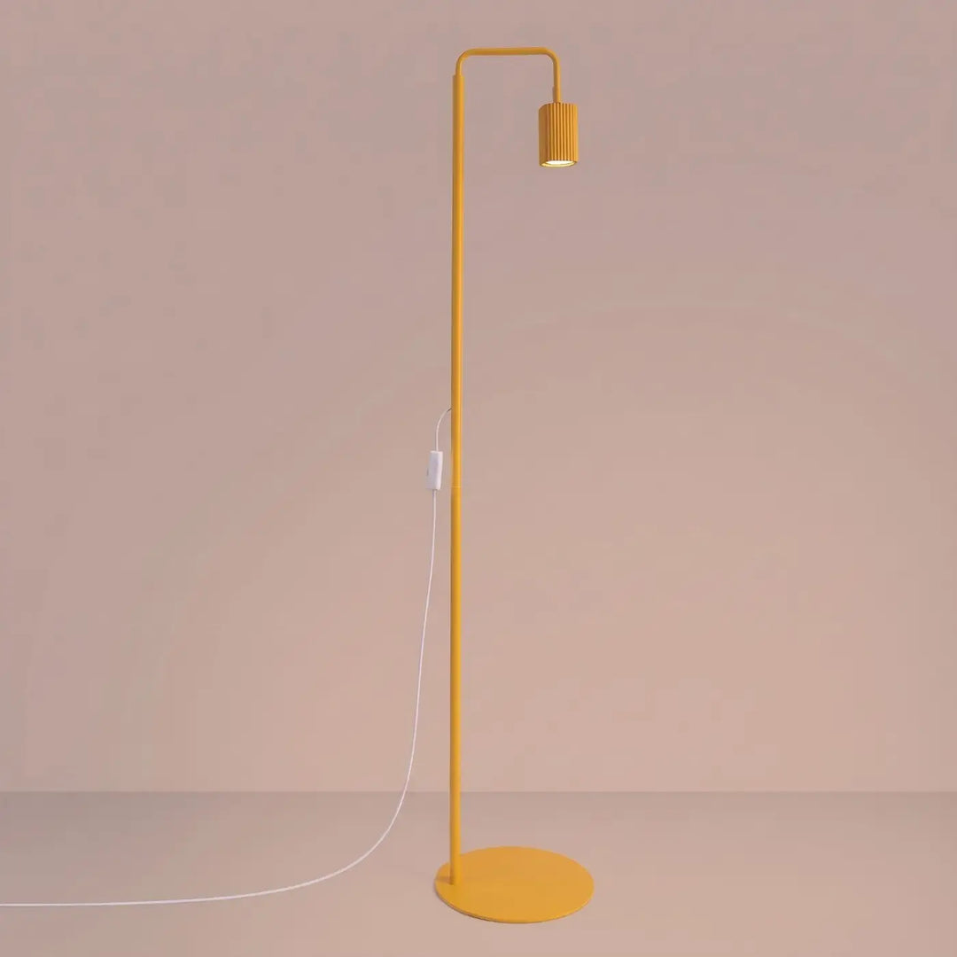 Lampadaire Rayo jaune à spot rainuré, allumé