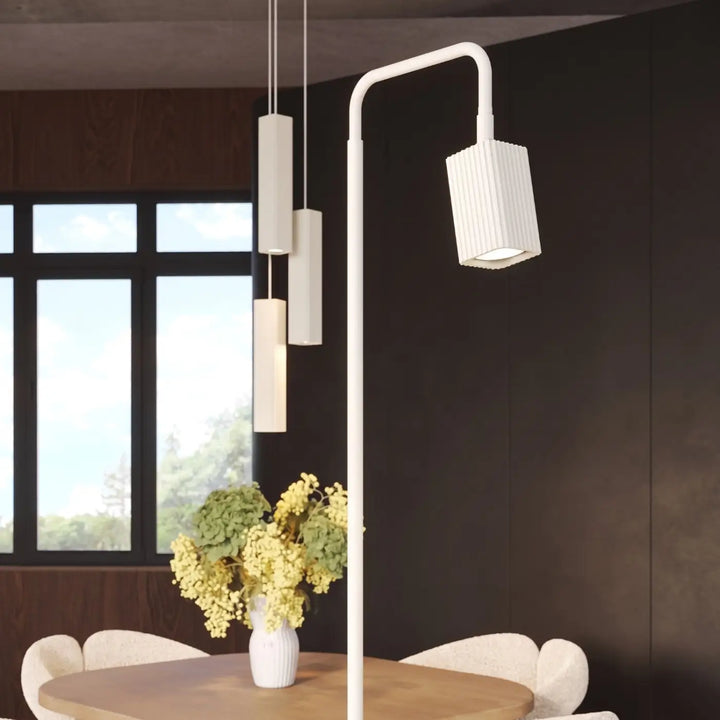 Lampadaire Rayo blanc à spot rainuré près d'une table à manger