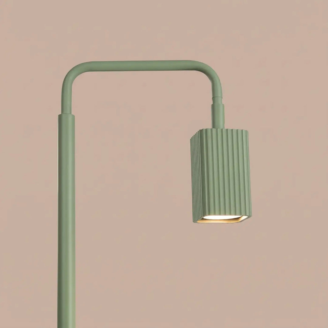 Lampadaire Rayo sauge à spot rainuré, détail des cannelures