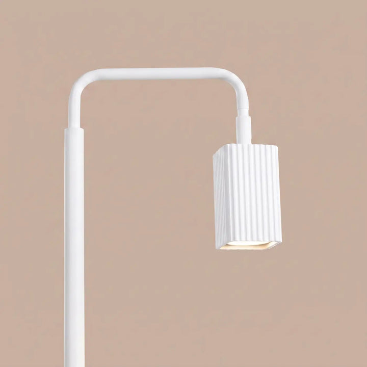 Lampadaire Rayo blanc à spot rainuré, détail des cannelures
