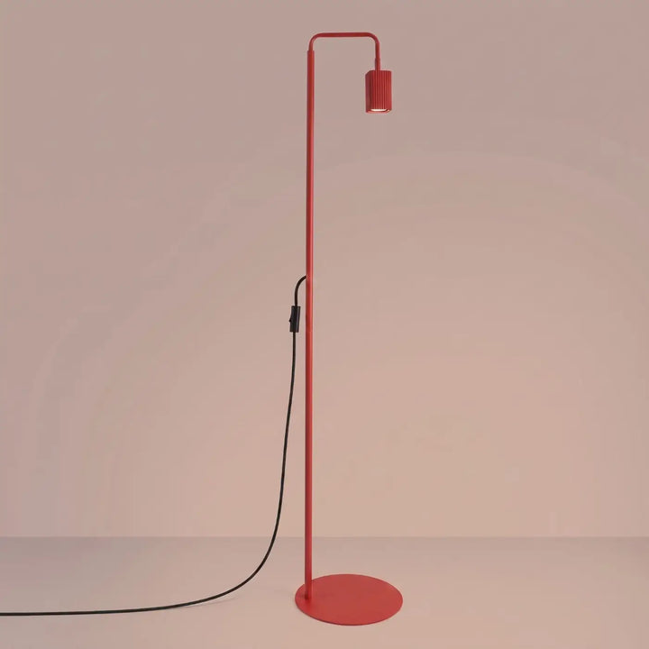 Lampadaire Rayo rouge à spot rainuré, allumé