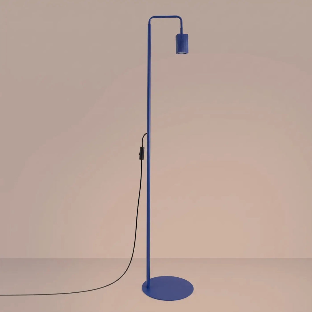 Lampadaire Rayo outremer à spot rainuré, allumé