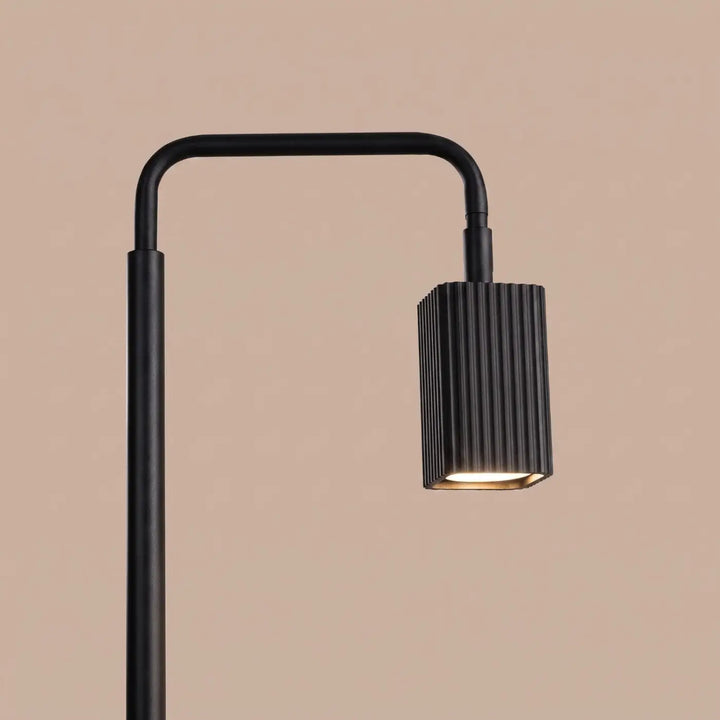 Lampadaire Rayo noir à spot rainuré, détail des cannelures