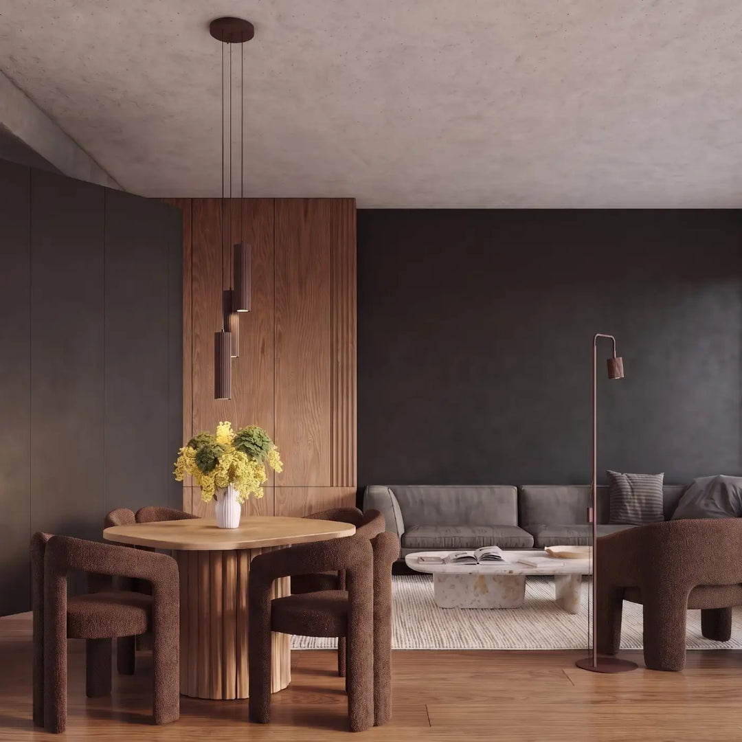 Lampadaire Rayo marron à spot rainuré dans un salon