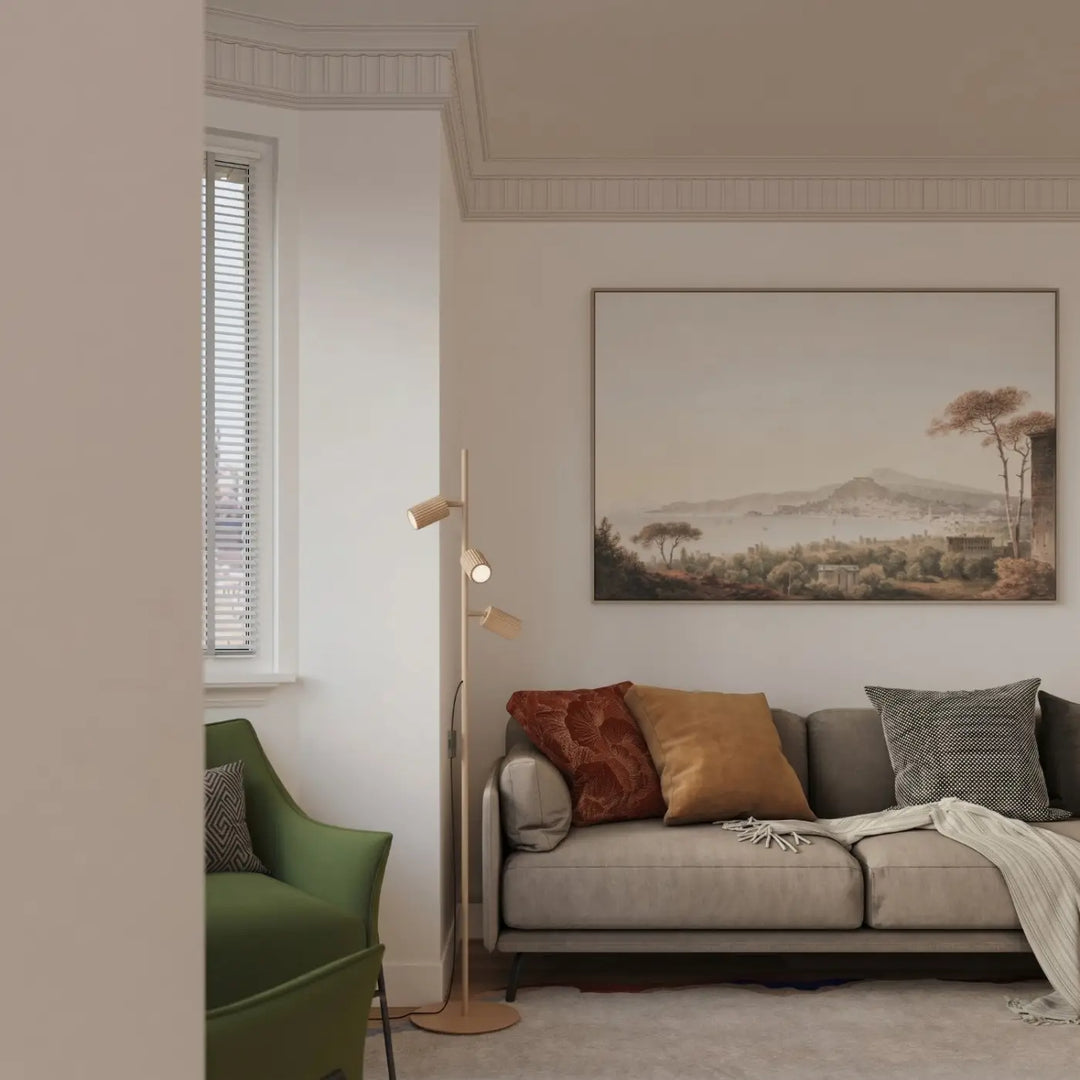 Lampadaire doré dans un salon