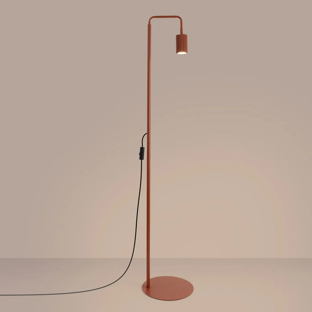 Lampadaire ocre rouge allumé