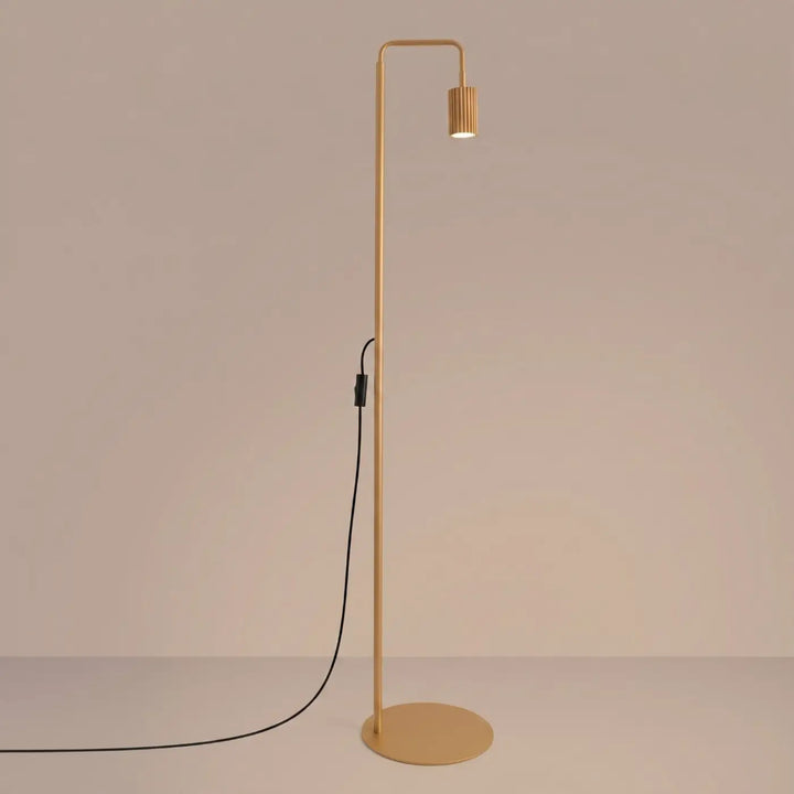 Lampadaire doré allumé