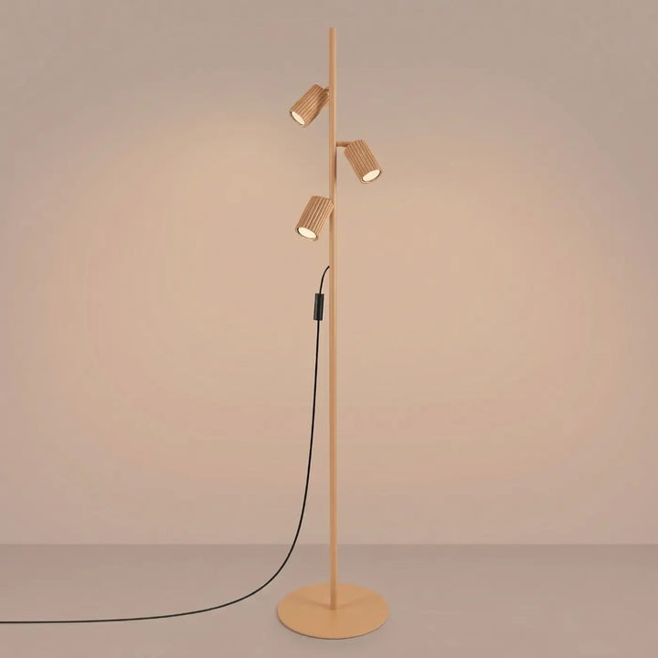 Lampadaire doré allumé