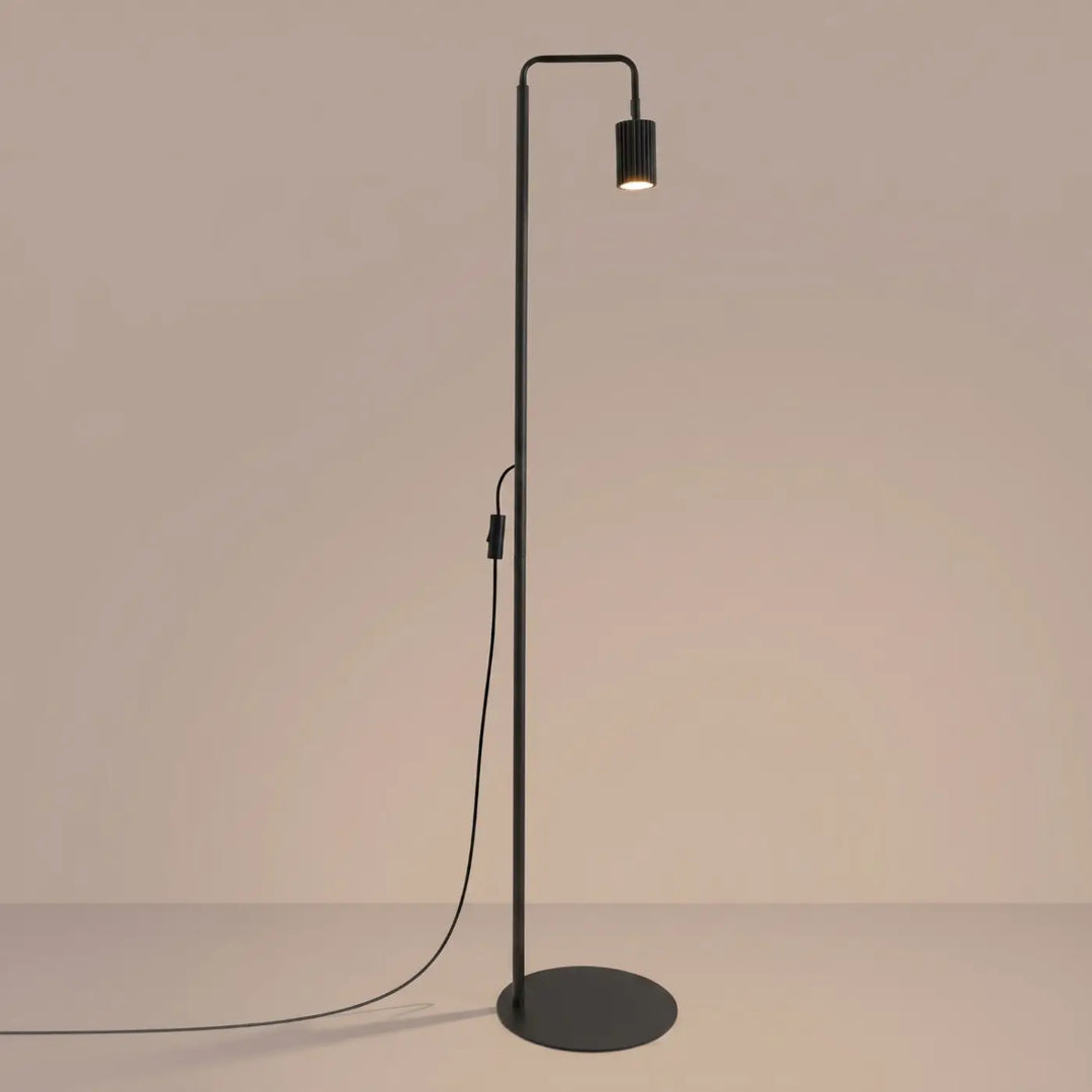 Lampadaire noir allumé