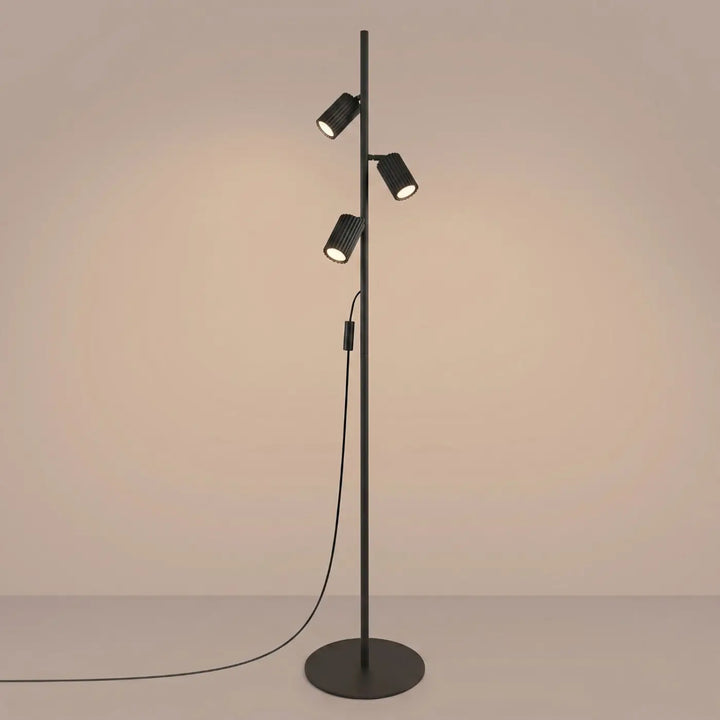 Lampadaire noir allumé
