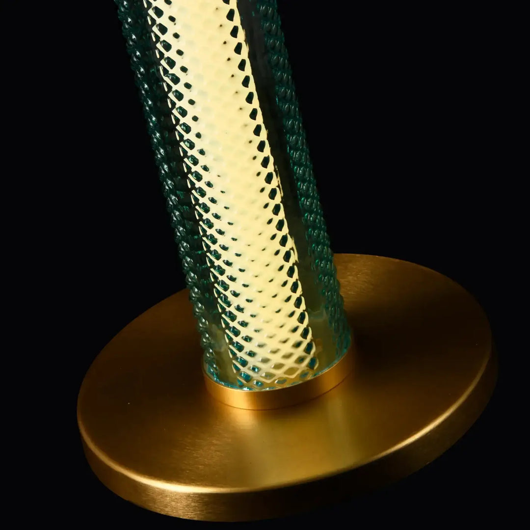 Lampadaire tiffany en verre vert translucide avec motif géométrique en maille et base circulaire en laiton poli