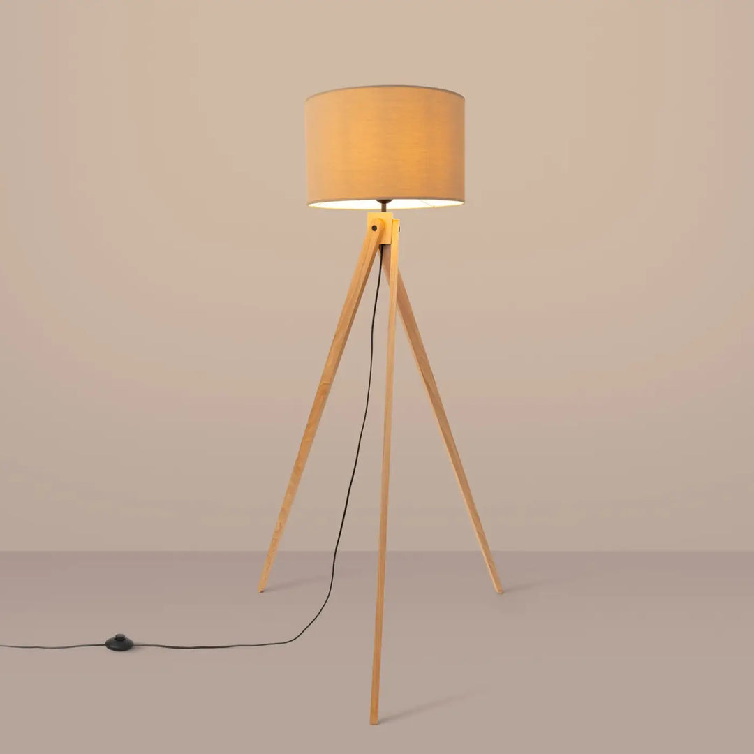Lampadaire taupe/bois naturel allumé