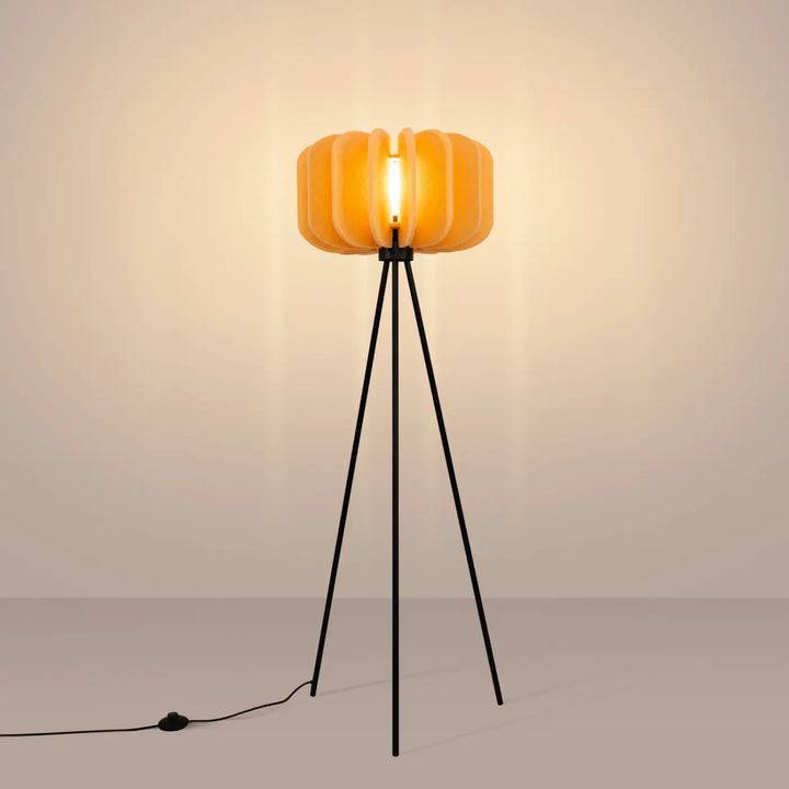 Lampadaire jaune/noir allumé