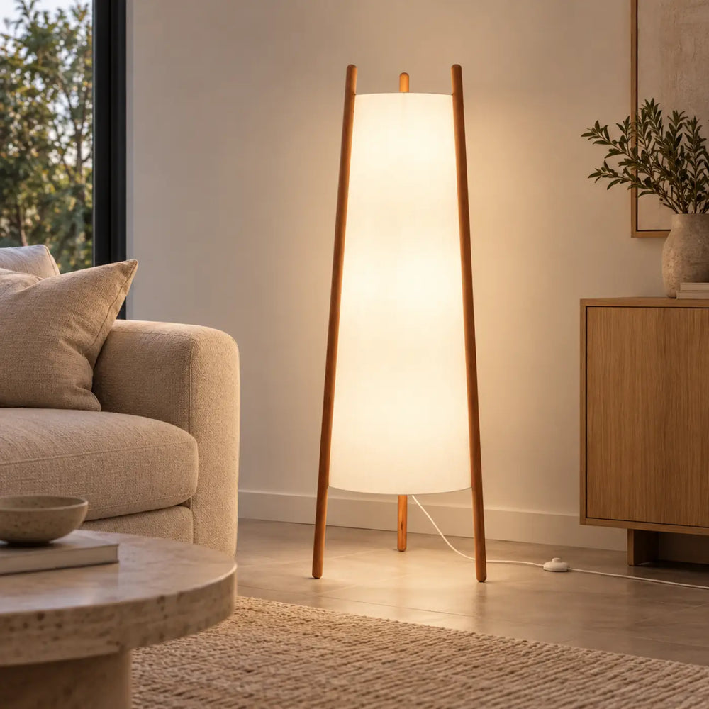 Lampadaire woody avec pieds en bois fins et abat-jour cylindrique blanc pour une lumière douce dans un coin lecture