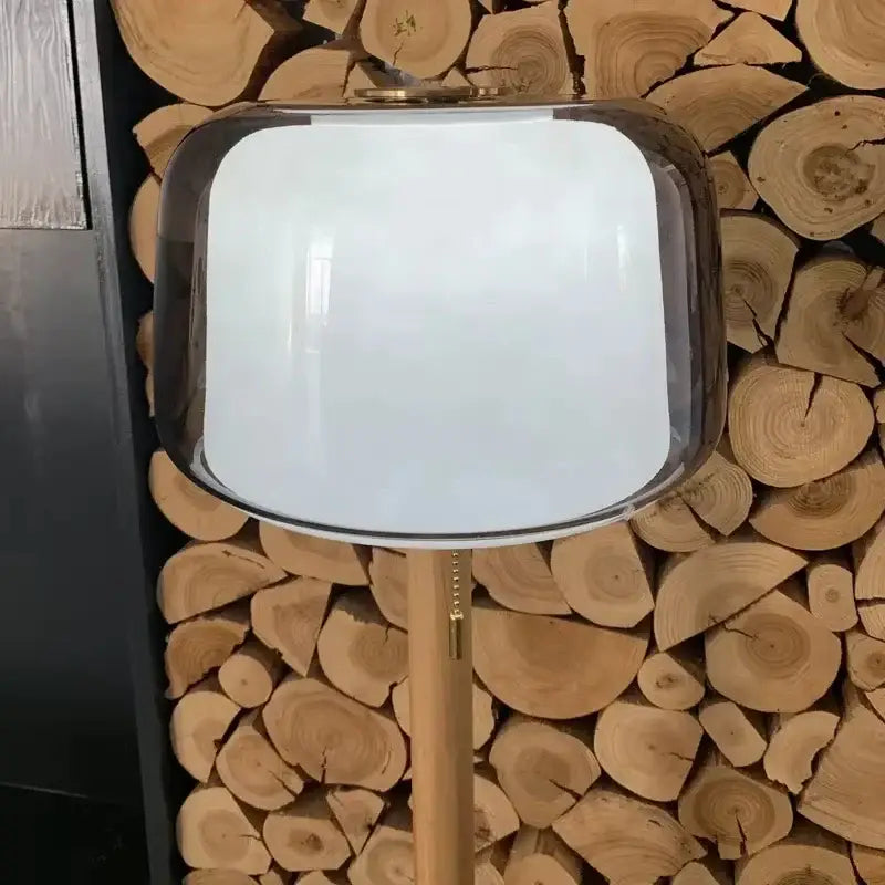 Lampadaire en verre transparent avec tige en bois naturel