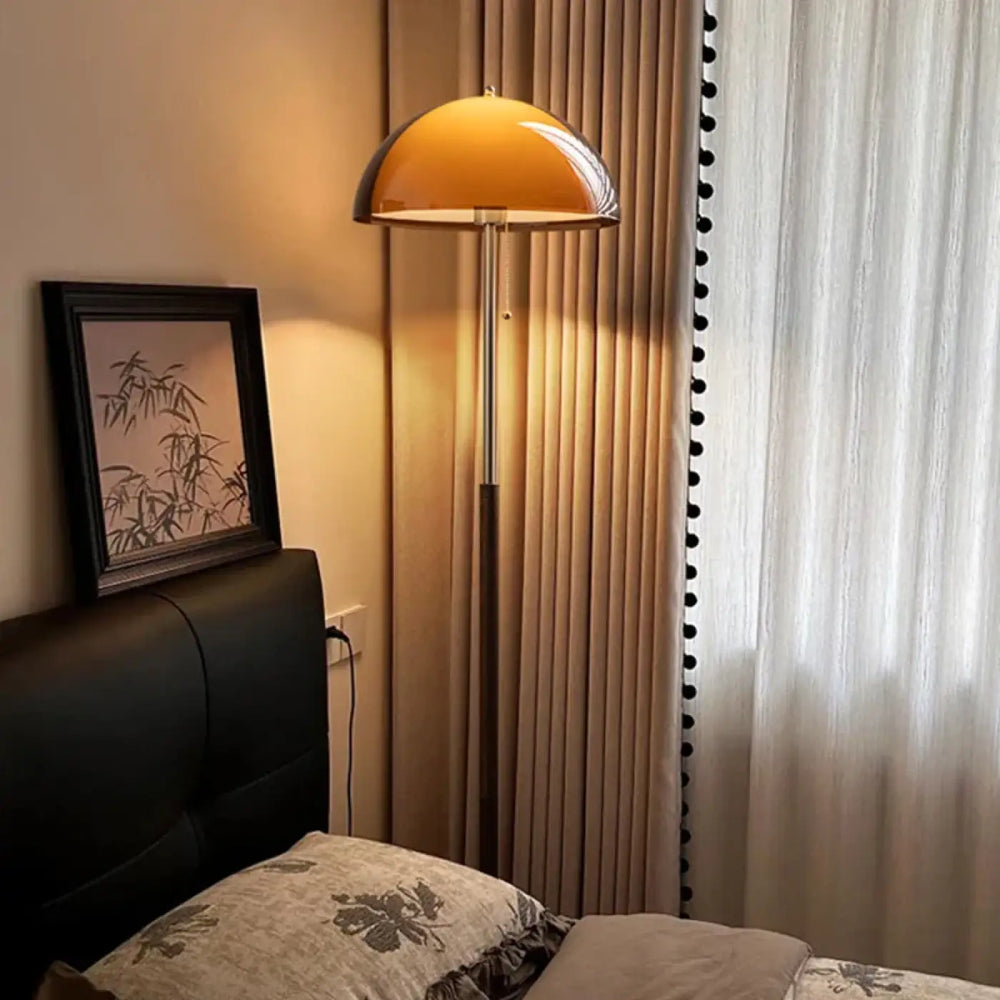 Lampadaire amanis vintage chic avec dôme ambre chaud et pied métallique élégant pour intérieur moderne