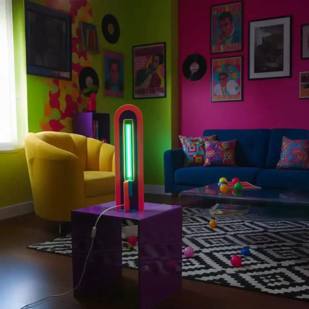 Lampe de chevet andy avec tube néon vert, cadre rouge noir en pop art sur base cube violet en acrylique coloré