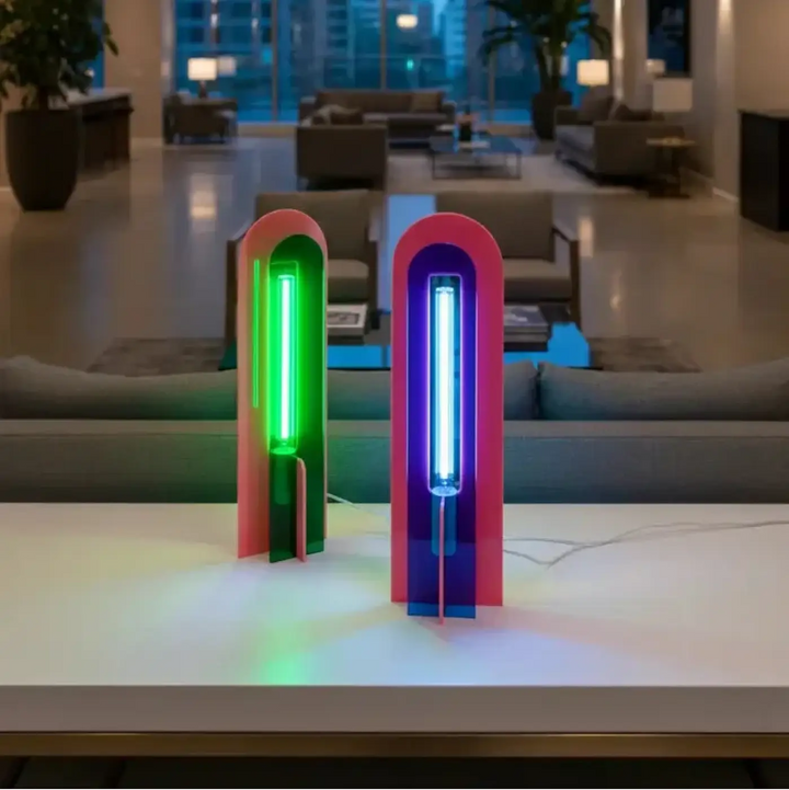 Lampe de chevet andy avec tubes néon verts et bleus arqués dans acrylique coloré rose et violet style pop art table andy