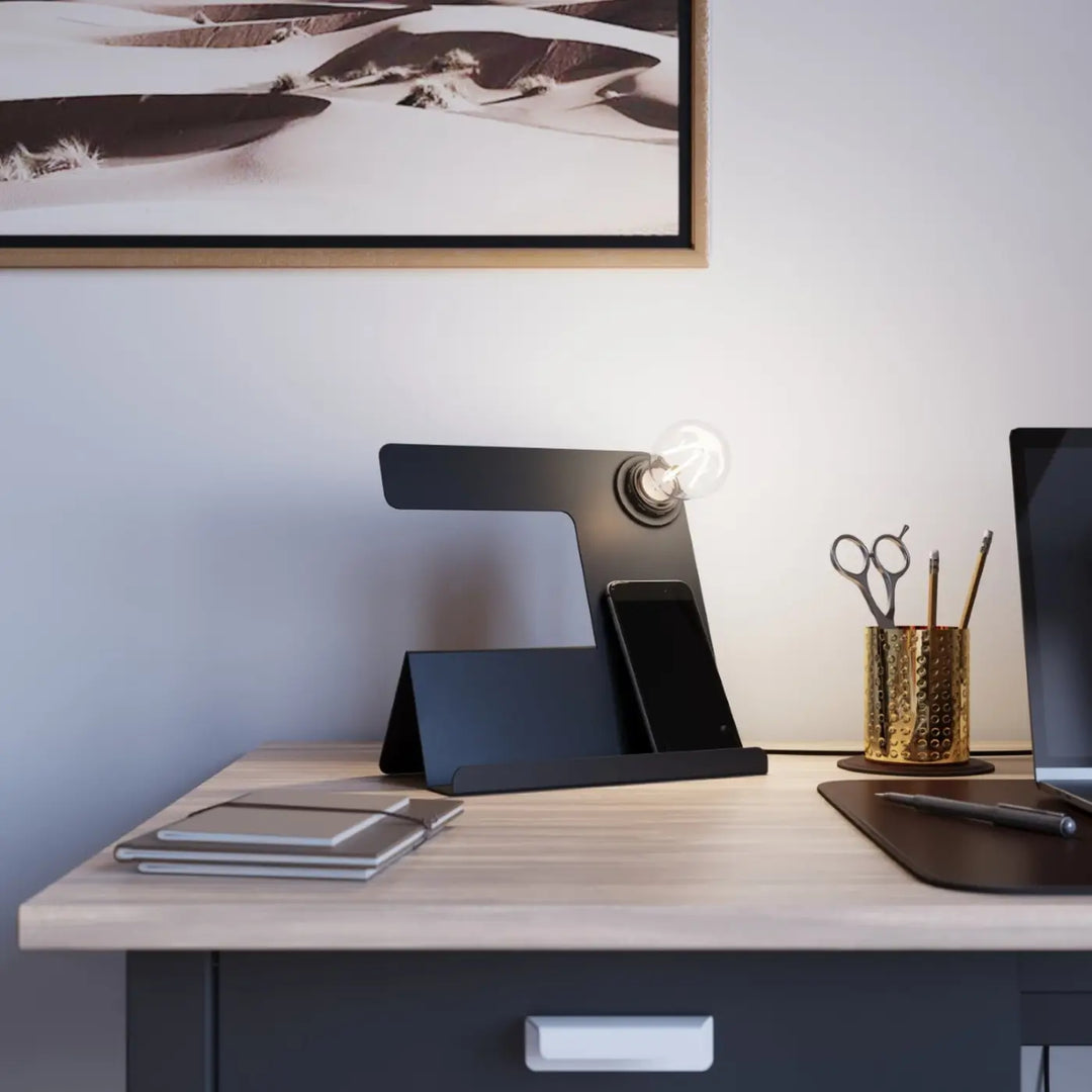 Lampe à poser noir dans un intérieur contemporain