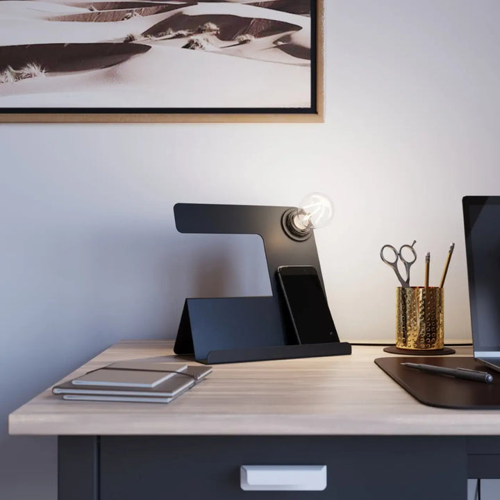 Lampe à poser noir dans un intérieur contemporain