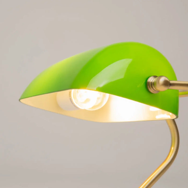 Lampe de chevet kiwi style banquier en émail vert lime avec bras courbé finition laiton et tête réglable pour ampoule e27