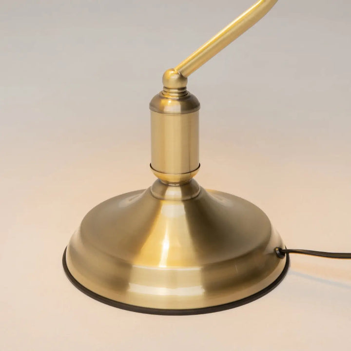 Lampe de chevet kiwii style banquier avec finition laiton ajustable et base circulaire robuste pour bureau verre vert