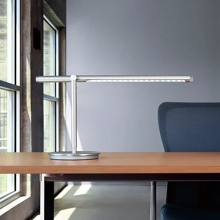 Lampe brazo lampe de chevet en métal argenté avec bras réglable et design minimaliste en verre pyrex de pablo designs