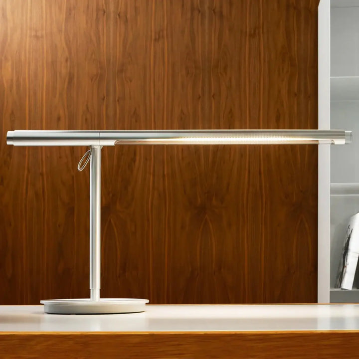 Lampe de chevet brazo pablo designs en métal argenté avec bande led minimaliste et verre pyrex pour un éclairage moderne
