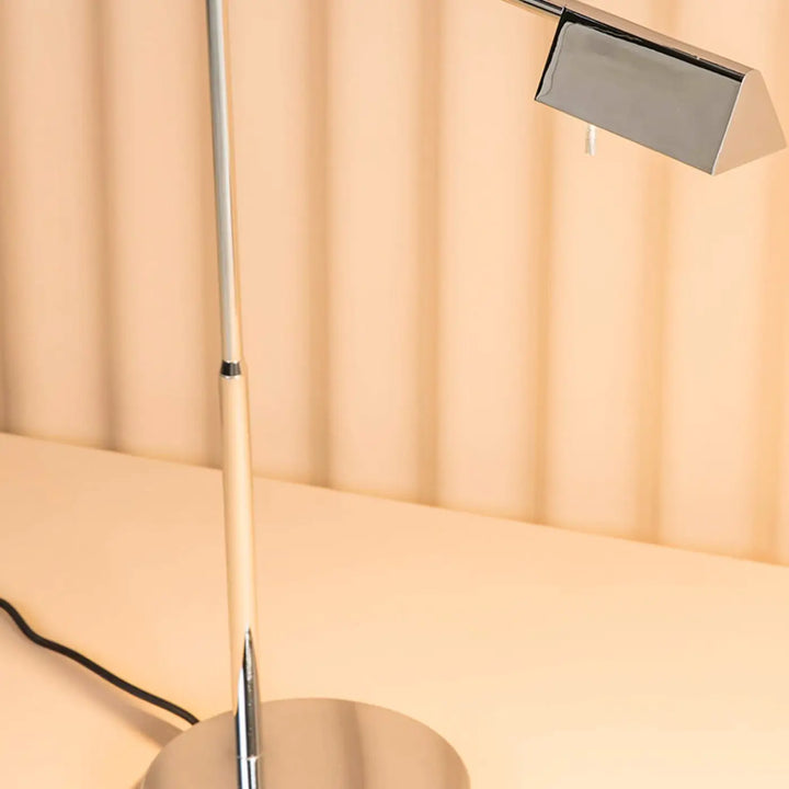 Lampe Academy chromée de Faro Barcelona en situation