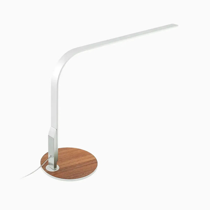 Lampe de chevet lim 360 moderne led blanc avec bras incurvé et socle en noyer rappelant pablo designs socle argent baguette lumineuse