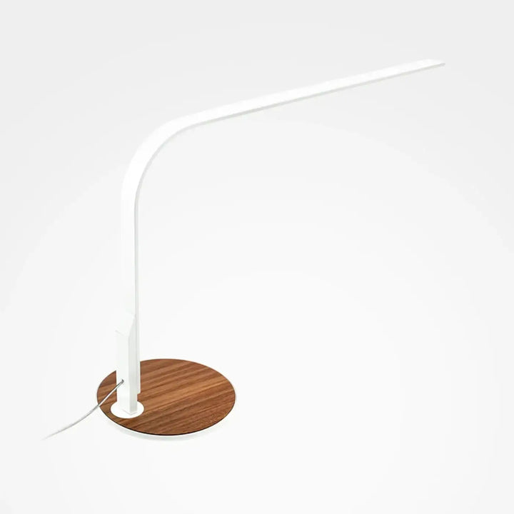 Lampe de chevet lim 360 blanc avec bras courbé moderne et socle circulaire en noyer style pablo designs baguette lumineuse