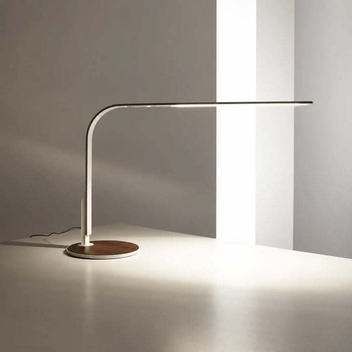 Lampe de chevet lim 360 avec bras métallique blanc, socle bois chaleureux et baguette lumineuse led allongée