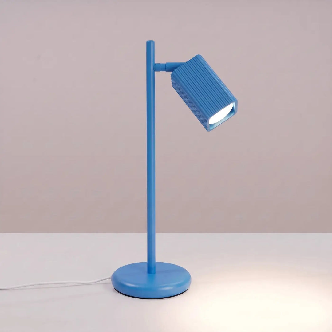 Lampe de bureau Rayo en aluminium bleu azur à réflecteur rainuré, allumée