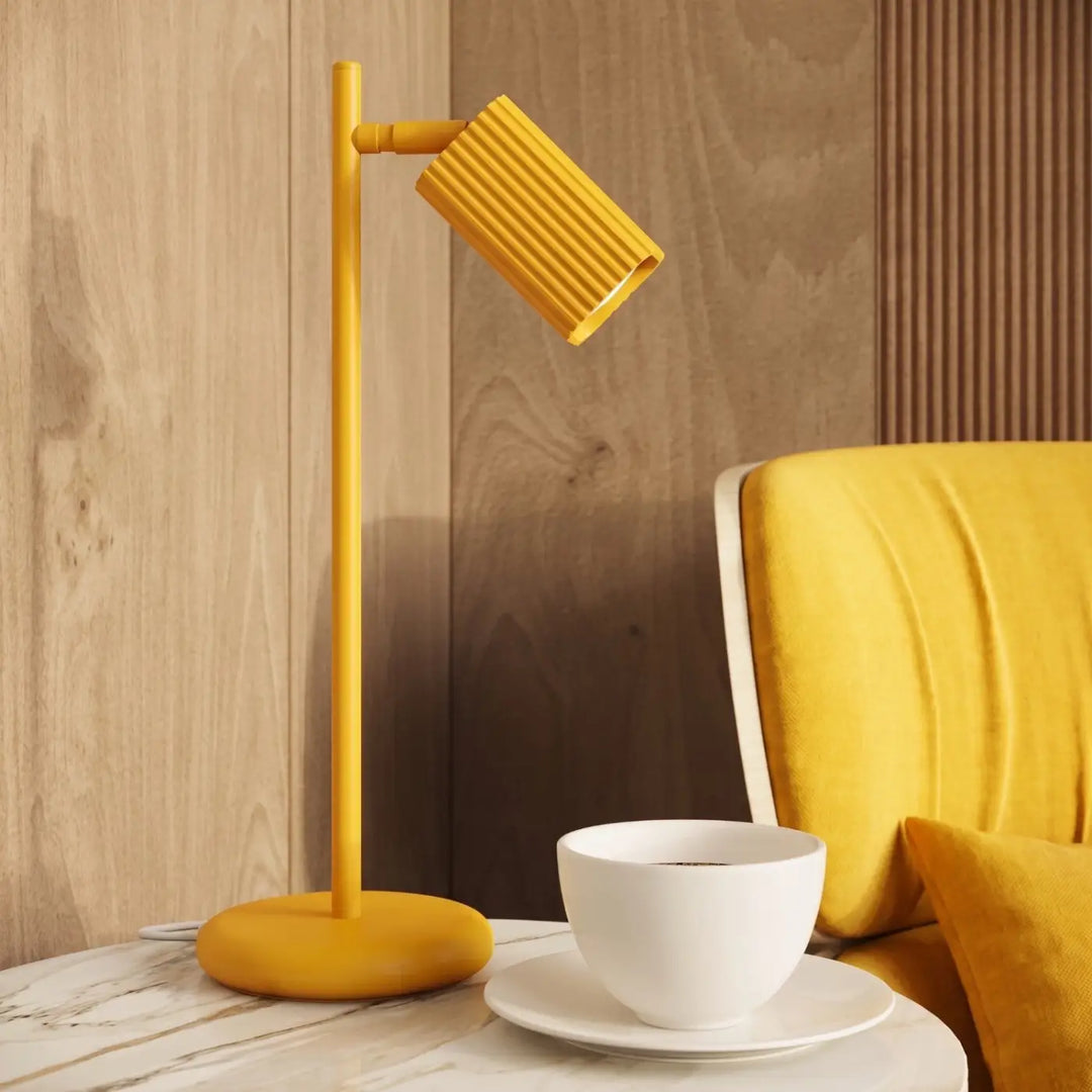 Lampe de bureau Rayo en aluminium jaune à réflecteur rainuré sur une table d'appoint