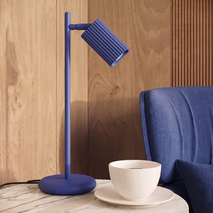 Lampe de bureau Rayo en aluminium outremer à réflecteur rainuré sur une table d'appoint