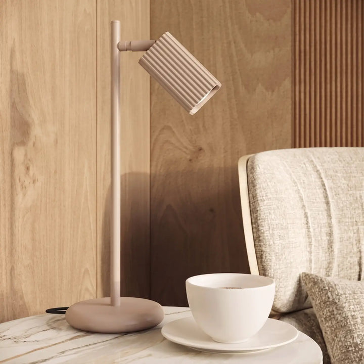 Lampe de bureau Rayo en aluminium taupe à réflecteur rainuré sur une table d'appoint