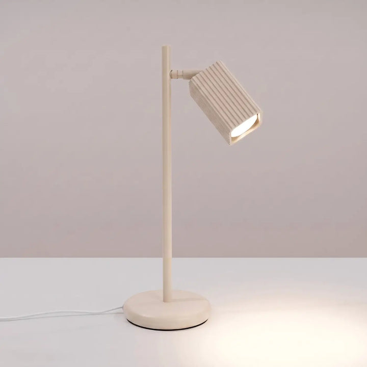 Lampe de bureau Rayo en aluminium beige à réflecteur rainuré, allumée