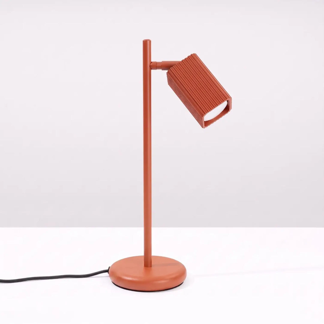 Lampe de bureau Rayo en aluminium ocre rouge à réflecteur rainuré, éteinte