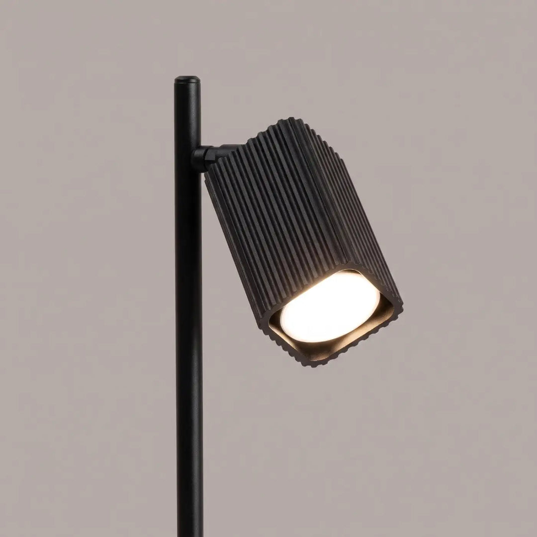 Lampe de bureau Rayo en aluminium noir à réflecteur rainuré, détail des cannelures