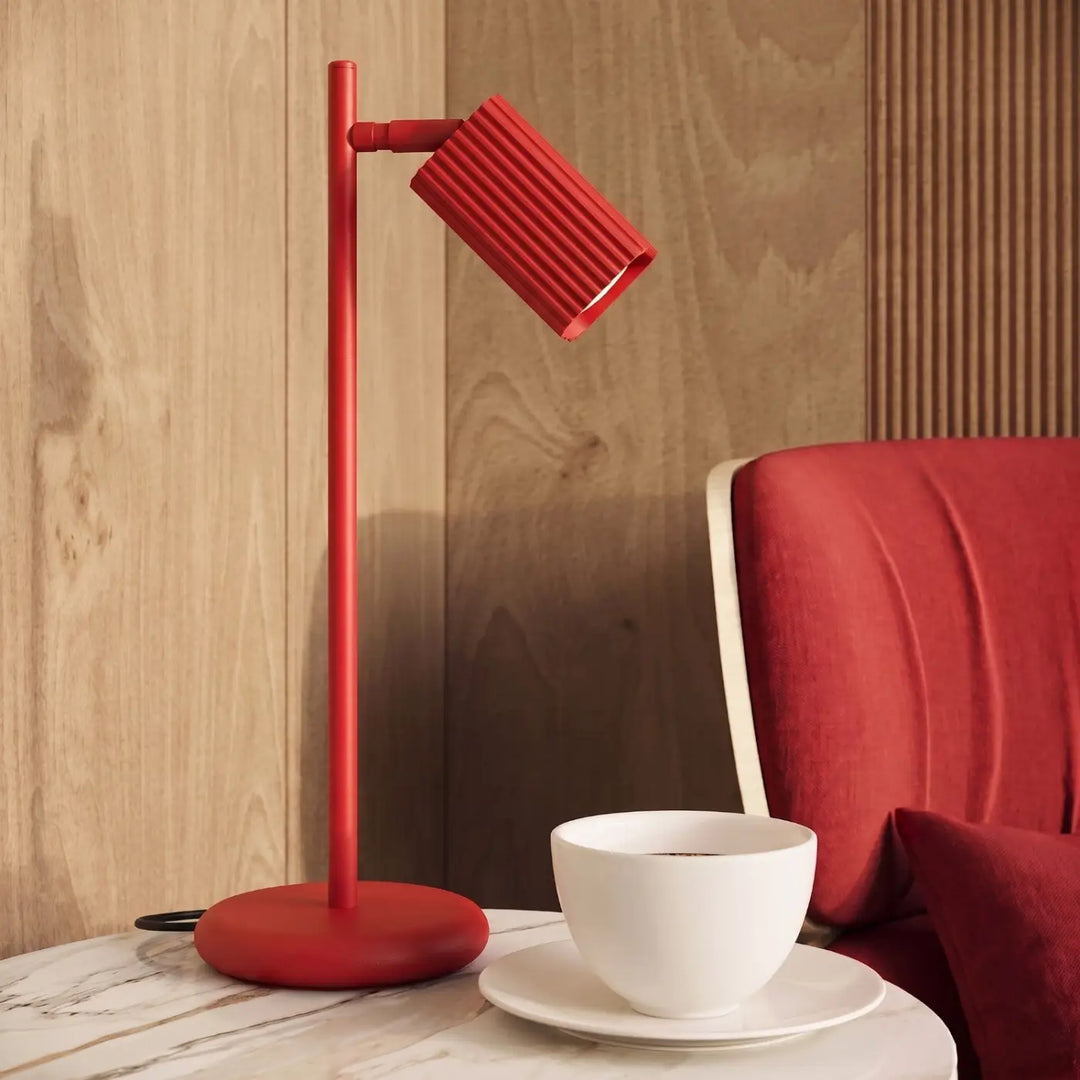 Lampe de bureau Rayo en aluminium rouge à réflecteur rainuré sur une table d'appoint