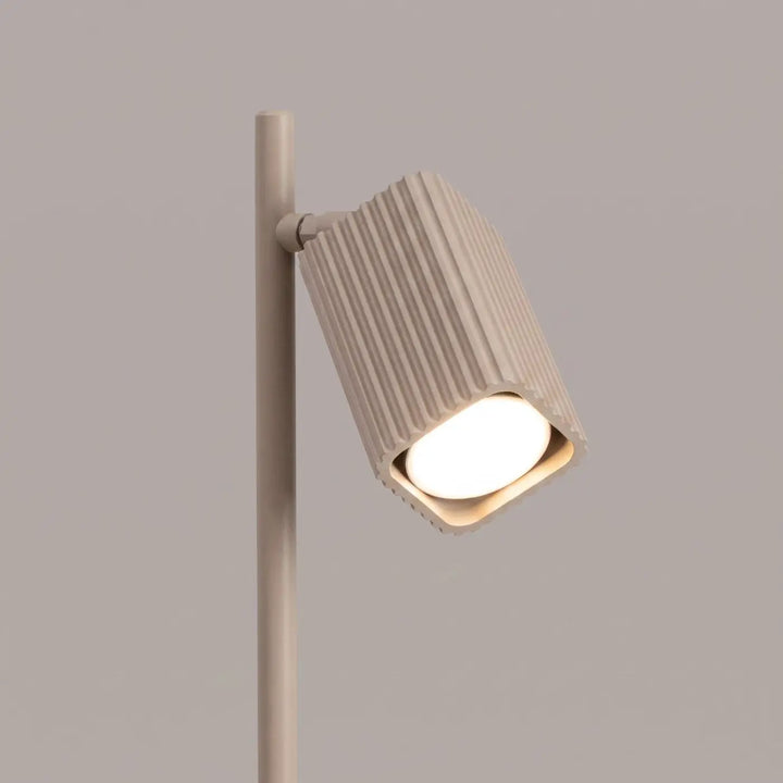 Lampe de bureau Rayo en aluminium taupe à réflecteur rainuré, détail des cannelures